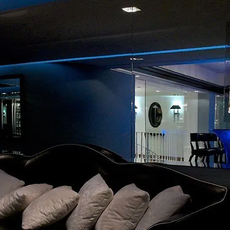 Leon's Place In Hotel